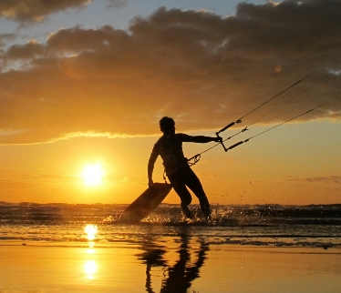 Kitesurfen op het strand van Katwijk