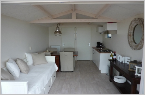 Strandterras huisje aan zee.