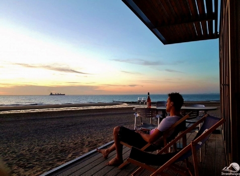 Nathan Ultee bij strandhuisjes Cadzand-Bad