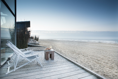 Strandterras strandhuisjes Groede