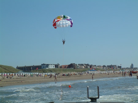 Parasailen bij de strandbungalows