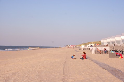 Strand Domburg bij strandhuisjes