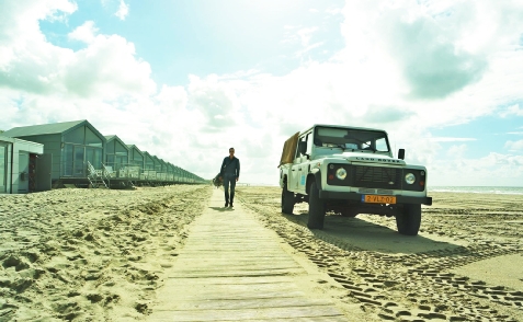 s'Avonds vaak paarden langs de Landal strandhuisjes