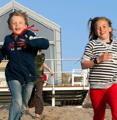 Spelen bij het strandhuisje