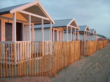Kust strandhuisjes in de avond
